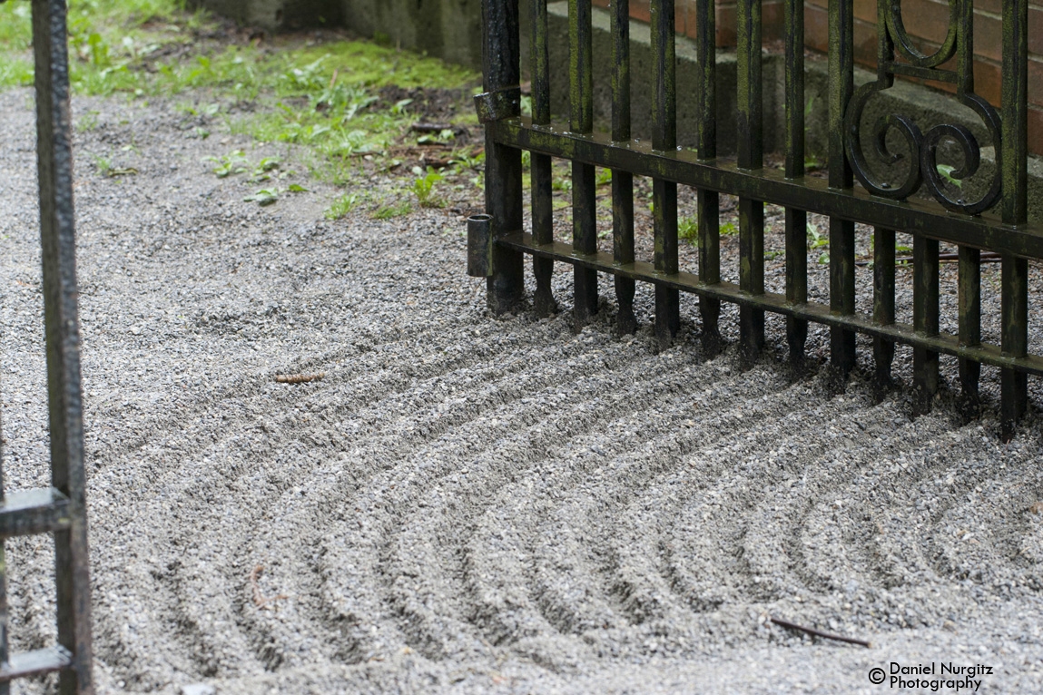 DIY Japanese meditation garden with swinging gate